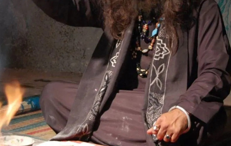 Tantrik-Kiss-Hand
