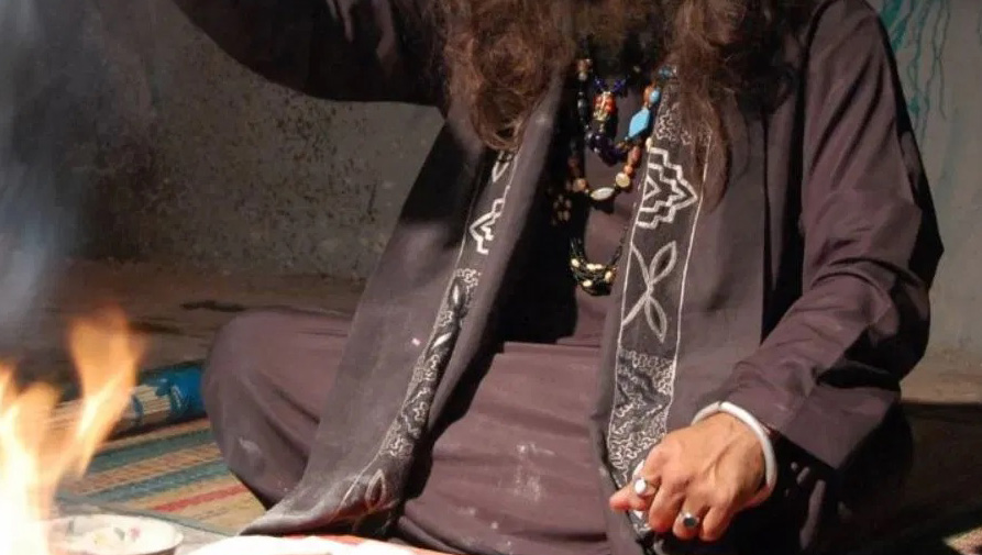 Tantrik-Kiss-Hand